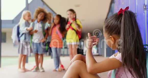 小学生们在小学走廊里欺负一个哭泣的亚洲女孩视频的预览图