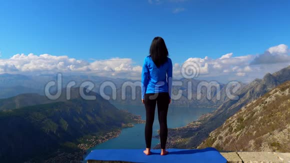 后景女子瑜珈在山区举手视频的预览图