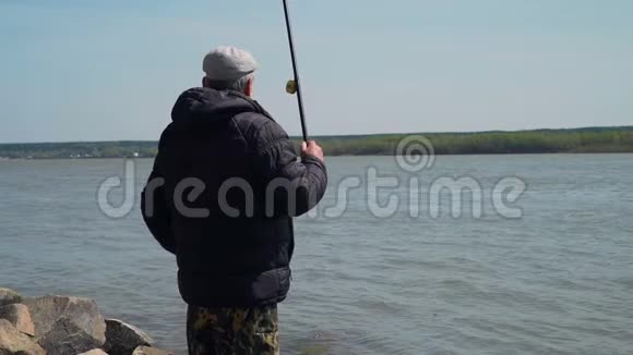 飞渔人在河上品尝鱼视频的预览图