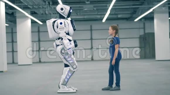 一个机器人和一个女孩触摸手侧视视频的预览图