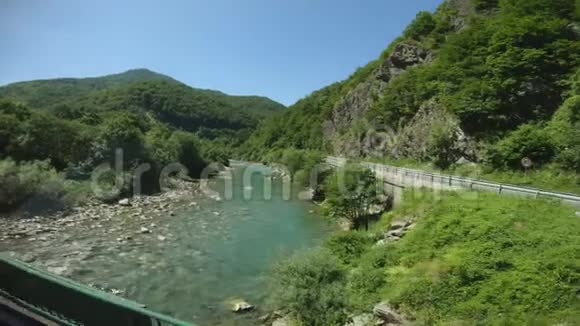 黑山的塔拉山河导游手握拍摄自然景观通过公共汽车窗口在移动关于视频的预览图