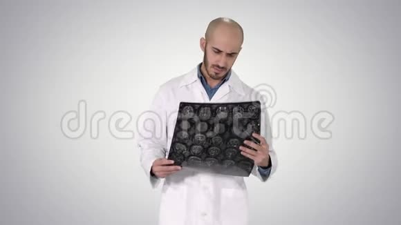 阿拉伯医生在梯度背景下行走时检查MRI脑扫描视频的预览图