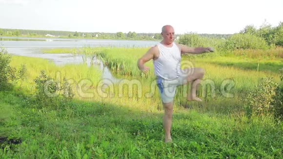 一位老人早上在湖边做脚上的运动视频的预览图