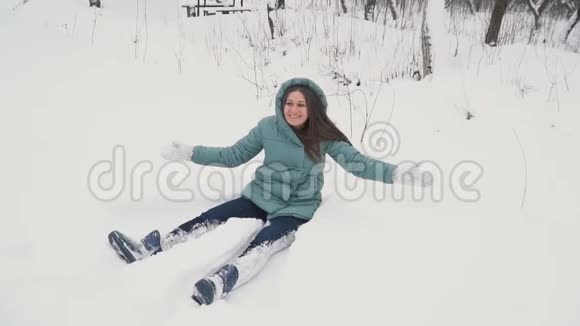 在雪地里做天使的女孩视频的预览图