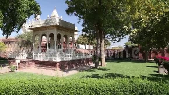 在JaswantThada寺庙前面的花园和寺庙废墟全景视频的预览图