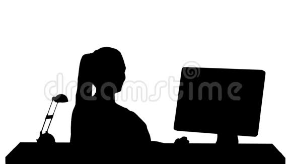 剪影吸引人的临时女商人在办公室工作使用个人电脑视频的预览图