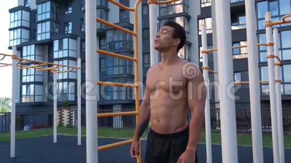 年轻肌肉男的肖像街头运动户外健身房街道锻炼视频的预览图