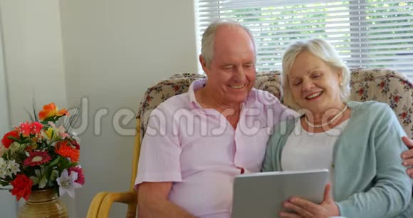 积极的高加索老年夫妇在疗养院使用数字平板电脑的正面视图4k视频的预览图
