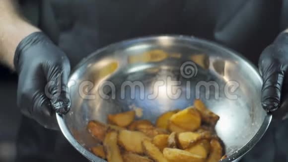 烤土豆与盐混合炸薯片掉落快餐垃圾食品视频的预览图