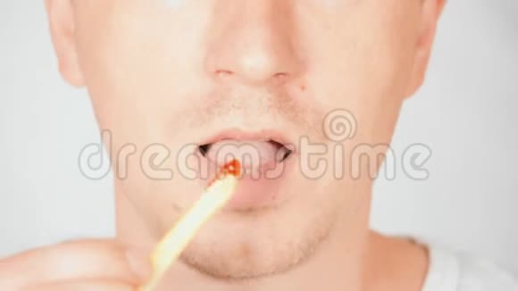 肖像金发男子吃薯条和番茄酱视频的预览图