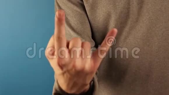 男人用手指着角迷信手势符号没有谈话概念的交流视频的预览图