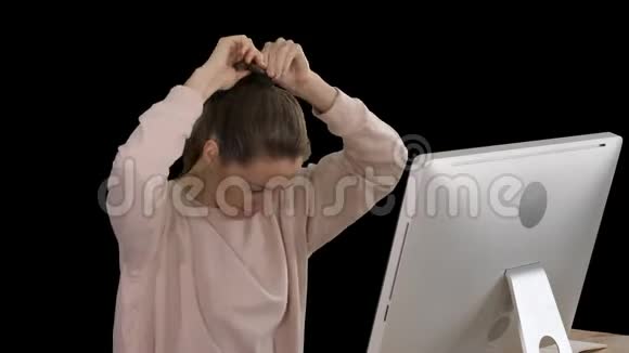办公室女士穿着粉色套头衫有一头毛在电脑上工作阿尔法频道视频的预览图