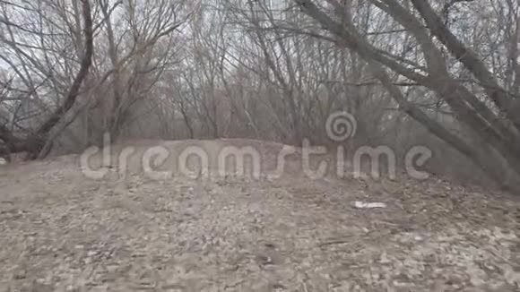 在一个阴暗的阴天照相机在碎石路上滑行视频的预览图