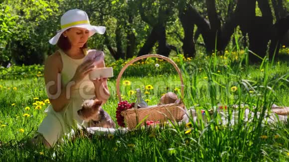 一个正在野餐的女人从盒子里吃饼干视频的预览图