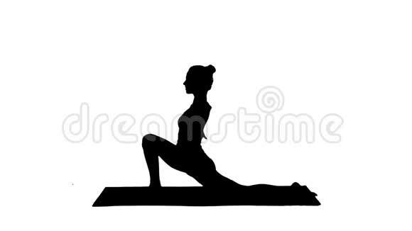 剪影运动有吸引力的女孩练习瑜伽站在骑手运动安雅纳萨纳姿势视频的预览图
