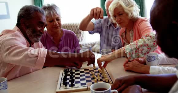 活跃的混血老人在养老院下棋视频的预览图
