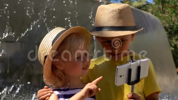 男孩和女孩在喷泉前自拍视频的预览图