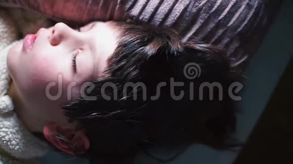 一个熟睡的婴儿脸的特写视频的预览图