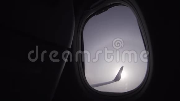 从飞机窗口看到机翼和高空的天空从寒冷飞往温暖的国度视频的预览图