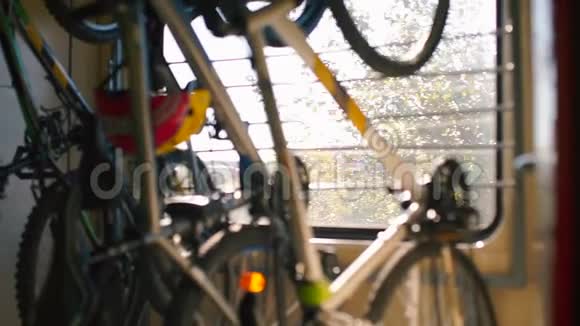 自行车被悬挂在列车的网格上以bokeh效应视频的预览图