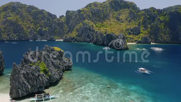 菲律宾巴拉望岛ElNidoShimizu和Miniloc岛之间的4鸟瞰海峡观光船上视频的预览图