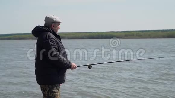 春天渔夫在河上垂钓视频的预览图