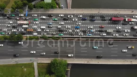 俯视图河上的桥上形成了巨大的交通堵塞视频的预览图