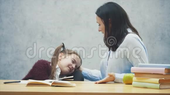 妈妈和女儿的灰色背景在这期间妈妈叫醒了她的女儿女儿在哭视频的预览图