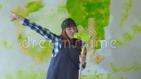 女人跳舞唱歌拿着油漆滚筒视频的预览图