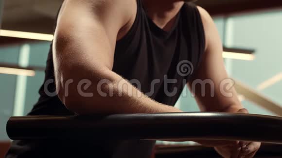 运动型英俊的男性运动员在健身房里用横杆工作强壮健康的健美腹部训练视频的预览图