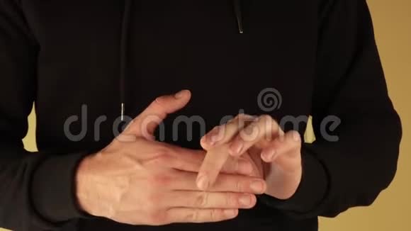 男人用消失的手指表演诡计视频的预览图