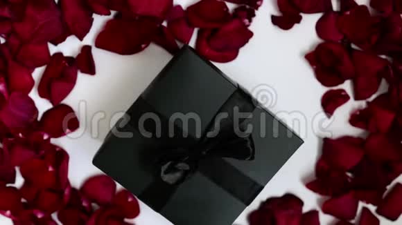 优雅的原始的玫瑰花瓣礼盒呈心形视频的预览图