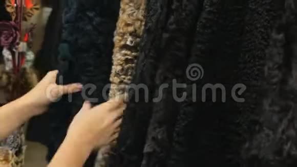 卡拉库尔外套的照片视频的预览图