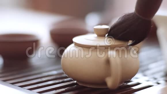 茶刷轻轻地绕着水壶旋转特写视频的预览图