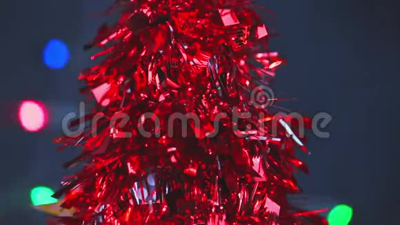 关闭人工红圣诞树与灯光bokeh火花背景礼物为新年复制空间视频的预览图