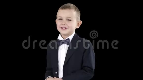 穿着正式服装说话微笑的小男孩阿尔法频道视频的预览图