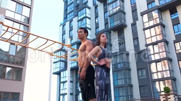 运动男女在户外健身运动后视频的预览图