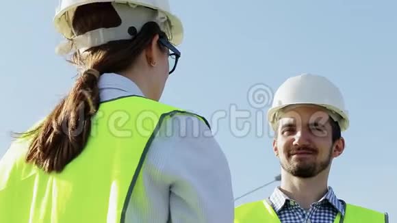 一名不明女子和一名男性工程师一名工程领班视频的预览图
