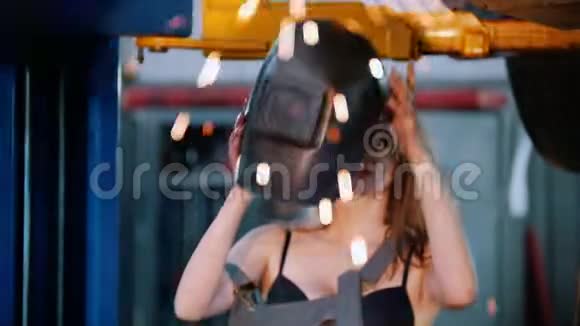 机械师女孩戴上头盔视频的预览图