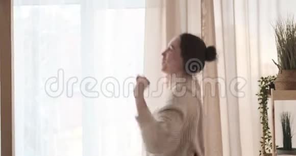 兴奋的女人在家跳舞视频的预览图