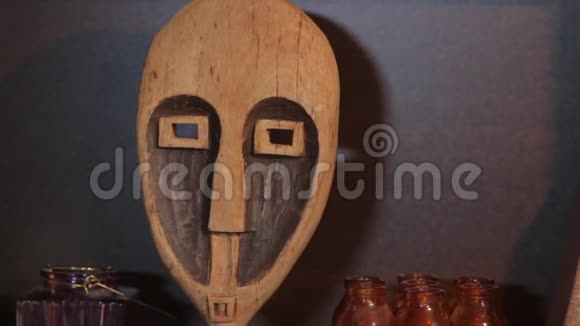 雕刻的木制面具视频的预览图