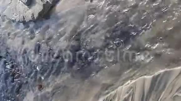 海水流过海滩上的岩石视频的预览图