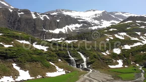 瑞士威尔德霍恩峰下的咆哮瀑布视频的预览图