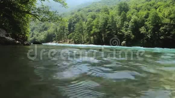 山河流水作漂流美丽的大自然塔拉河峡谷有干净的水娱乐节目视频的预览图