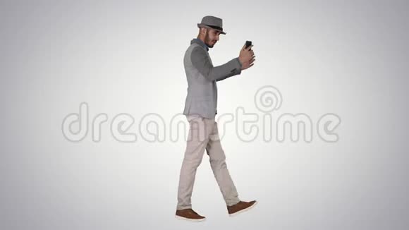 阿拉伯魅力男子穿着休闲服装录制视频博客梯度背景视频的预览图