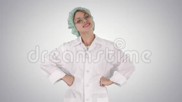 女性极客医生双手在梯度背景上臀部视频的预览图