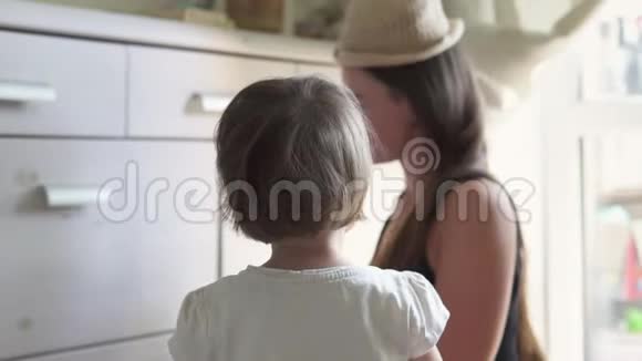 女婴在家和妈妈玩耍时戴上帽子微笑视频的预览图