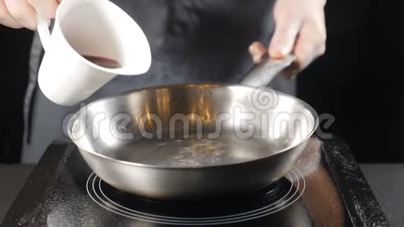 烹饪理念厨师倒酒在煎锅上煮酱汁慢动作的蒸汽高清高清视频的预览图