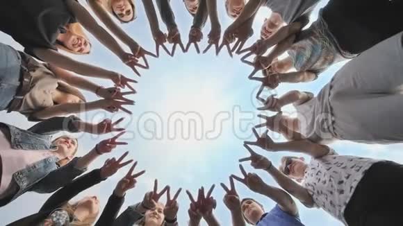 一群朋友用手指围成一个圈统一的概念视频的预览图
