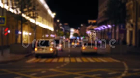 一个繁忙的城市街道的分散视线晚安交通拥挤五颜六色的建筑视频的预览图